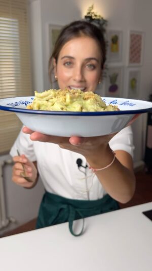 Ludovica Gargari Instagram - Quando mi chiedete “ma chi mangia tutto quello che cucini?” Ecco svelato il segreto 🧙🏻‍♂️😂Aspetta la fine se vuoi farti scoprirlo e farti una risata 😂🤷🏻‍♀️

200g pasta integrale 
100g fagiolini 
50g robiola 
qb olio evo
qb sale 
qb menta fresca 
20g olive taggiasche 

per il pangrattato 
qb pangrattato 
qb olio evo
qb erbette fresche e sale 

cuocete i fagiolini e nella stessa pentola la pasta 
frullate i fagiolini con robiola olio sale e menta 

scolate la pasta e conditela a freddo con la crema e le olive 

il pangrattato invece friggetelo in olio caldo con sale e erbe secche 

🇬🇧200g wholemeal pasta
100g green beans
50g robiola
Extra virgin olive oil
Qb salt
Qb fresh mint
20g Taggiasca olives
For the breadcrumbs
Qb breadcrumbs
Extra virgin olive oil
Qb fresh herbs and salt
Cook the green beans and the pasta in the same pot

Blend the green beans with robiola oil salt and mint

Drain the pasta and season it cold with the cream and olives

Fry the breadcrumbs instead in hot oil with salt and dried herbs

#pasta #italianrecipes #backtooffice #bto #settembre