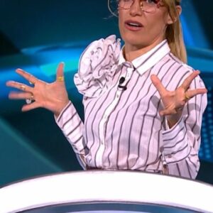 Luján Argüelles Instagram - Los HUMORISTAS están acostumbrados al arte del rídiculo y la vergüenza 😉, ¿también después de este programa? 😈

MAÑANA MIÉRCOLES a las 22:50 #ElRivalMásDébil en #Telecinco con @lujanarguelles 📺🍿 

Menudas risas nos vamos a echar con este elenco 😂