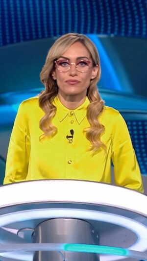 Luján Argüelles Instagram - Nuestra presentadora no deja títere con cabeza, menudos ZASCAS suelta 😅💥

📺 GRAN ESTRENO de #ElRivalMásDébil, el 4 de septiembre a las 22.50 en #Telecinco con @lujanarguelles