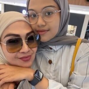 Lulu Zakaria Instagram - Assalamualaikum Warohmatullahi Wabarokatuh My kiddos ❤️… bismillah di tempat yg baru semua lancar , dimudahkan dlm mengejar cita citamuuu dan banyak bersyukur ya sayang insyaAllah semua nyaman tempatnya dan  pada sehat yaa sholeh sholeha sayangnya Mama dan semoga selalu dlm Perlindungan  Allah Subhanahu Wa Ta’ala .. Love you my kiddos

#edisikangen 
#doabindoa 
#allahumabarik 
#Garut 
#yogya 
#Alhamdulillah 
#masyaaallahtabarakallah