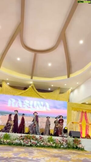 Lulu Zakaria Instagram - from preparation to the moment of the extraordinary performance🥰 
Terima kasih sedalam-dalamnya aku ucapkan kepada semua teman-temanku tersayang yang membantu berjalannya fashion show yang bertemakan ✨RASUNA✨di HUT Limpapeh tahun ini, tentunya semuanya pada cantik-cantik banget yang dibaluti oleh desain baju dari Sun Summit by Rizarozana
@vienstasman 
@novamarlis 
@luluzakaria70 
@merry_biyantie 
@rannykamiko 
@rithahassanofficial 
@armi.huzaimi4 
@chan.cer 
@rglimpapeh