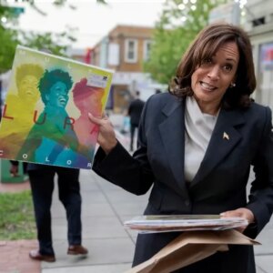 Lura Instagram - O «MULTICOLOR» está prestes a comemorar o seu primeiro aniversário! 🎉

A Kamala Harris já assegurou o seu exemplar e recomenda. ✨

Tempo de relembrar quem ainda não tiver este pedacinho de arco-íris musical, que pode adquiri-lo em qualquer 📍 loja FNAC ou através do site fnac.pt.

Façam como a Kamala! ✊

#yesshecan