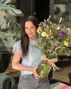 Luz Valdivieso Instagram - 🌷 ¡ALERTA DE CONCURSO! JUNTO A @flores_milan 

🌸¿Quieres ganar un florero igual al mío? Te digo como! Participar es muy fácil!

🌸 Sigue estos pasos:

1. Debes seguir la cuenta de Flores Milán @flores_milan y dar me gusta a la publicación. 
2. Cuéntame por qué te gustaría ganar estas hermosas flores.
3. Etiqueta a todas las personas que quieras e invítalas a seguirnos. 

🌸Con estos pasos ya estás participando!!

🎊 El sorteo lo realizaremos el próximo lunes 16 de septiembre y el ganador será publicado en mis historias.

Mucha suerte! 💐
A participar!! 🫶🏻

(Válido para RM, no incluye costo del despacho)