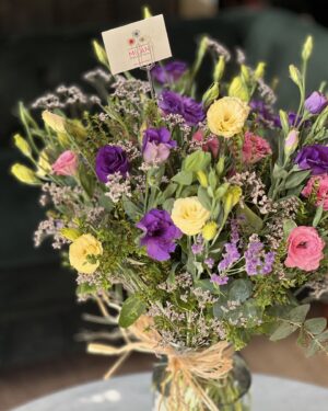 Luz Valdivieso Instagram - 🌷 ¡ALERTA DE CONCURSO! JUNTO A @flores_milan 

🌸¿Quieres ganar un florero igual al mío? Te digo como! Participar es muy fácil!

🌸 Sigue estos pasos:

1. Debes seguir la cuenta de Flores Milán @flores_milan y dar me gusta a la publicación. 
2. Cuéntame por qué te gustaría ganar estas hermosas flores.
3. Etiqueta a todas las personas que quieras e invítalas a seguirnos. 

🌸Con estos pasos ya estás participando!!

🎊 El sorteo lo realizaremos el próximo lunes 16 de septiembre y el ganador será publicado en mis historias.

Mucha suerte! 💐
A participar!! 🫶🏻

(Válido para RM, no incluye costo del despacho)