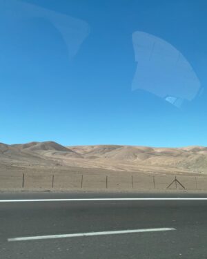 Luz Valdivieso Instagram - Parto este carrusel con una foto mía solo para atraer tu atención… 
Y porque no sé por dónde empezar.. 
Quizás el desierto. La Pampa infinita y sobrecogedora. El sol que abraza. 
Lugares que parecen detenidos en el tiempo. Un tiempo que fue mejor. Pero que conserva su prestancia. 
Personas. Personas maravillosas que parecen de antaño pero que tienen alma de niños. 
Y quizás lo más potente. El orgullo de esta Pampa y de su gente. 
Una Pampa que atrapa y enamora. 

Sólo puedo agradecer la invitación a conocer María Elena y la historia del hombre que más sabía de caliche en el mundo. 
Gracias @memoriacreativa y @eventos_sqm_ynv

(Compartiré más fotos en mis historias por si quieren verlas) museodeljuguetepampino