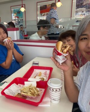 MINMI Instagram - 秒でLA帰り　"freedomL.A会場視察"して、おにぎり太郎ちゃんのおにぎりを食べ、娘の学校の準備して、秒で日本戻り、テレビ収録　♪浜田さんにLAお土産をお渡しした💙イマココです　
23周年メッセージ沢山ありがとうー全部よんでるよー🥰　

@onigiritaro_jp 
@britneytokyo 
@shawnwasabi 
@dandan_cello 
@tomospice