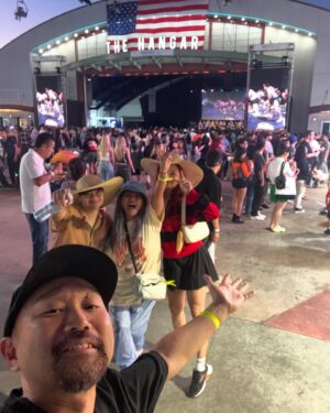 MINMI Instagram - 秒でLA帰り　"freedomL.A会場視察"して、おにぎり太郎ちゃんのおにぎりを食べ、娘の学校の準備して、秒で日本戻り、テレビ収録　♪浜田さんにLAお土産をお渡しした💙イマココです　
23周年メッセージ沢山ありがとうー全部よんでるよー🥰　

@onigiritaro_jp 
@britneytokyo 
@shawnwasabi 
@dandan_cello 
@tomospice