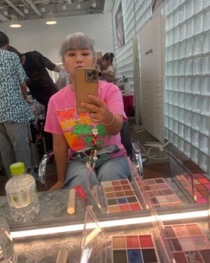 MINMI Instagram - 秒でLA帰り　"freedomL.A会場視察"して、おにぎり太郎ちゃんのおにぎりを食べ、娘の学校の準備して、秒で日本戻り、テレビ収録　♪浜田さんにLAお土産をお渡しした💙イマココです　
23周年メッセージ沢山ありがとうー全部よんでるよー🥰　

@onigiritaro_jp 
@britneytokyo 
@shawnwasabi 
@dandan_cello 
@tomospice