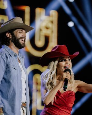 MacKenzie Porter Instagram - Big @thomasrhettakins fan! 🙌🏻

@ccmaofficial
📸 @jessica.hood 
Glam @theisarosa 
Stylist @kristaroser 
@clairetjohnson 
@lakelyncrawford