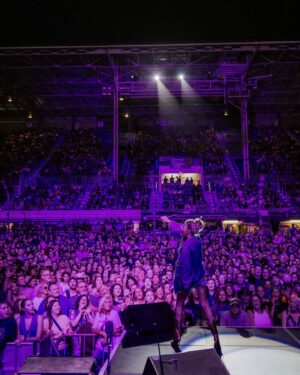 MacKenzie Porter Instagram - Springfield!!! You and that sunset really showed up for us last night. 🤗

📷 @jessica.hood