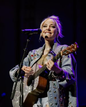 MacKenzie Porter Instagram - Springfield!!! You and that sunset really showed up for us last night. 🤗

📷 @jessica.hood