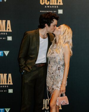 MacKenzie Porter Instagram - Eeeek getting ready to host the CCMAs tonight! Tune in at 8/7c on CTV to watch

stylist: @kristaroser 
assistant: @clairetjohnson 
tailor: Aubrey Hyde
👗: @inesdisanto 
👠: @charleskeithofficial 
💍: @nadrijewelry 
👛: @meliebianco 

💄 @theisarosa 

📸: @jessica.hood