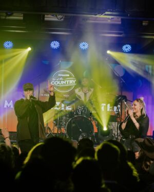MacKenzie Porter Instagram - Night one of CCMAs with @siriusxmcanada!! And all my homies showed up!! Thank you for singing with us Edmonton 🫶🏻

📸  @jessica.hood