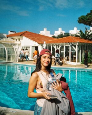 Madalena Aragão Instagram - Faz um ano que estávamos num resort a filmar a temporada de verão que acaba hoje! Não sei se o para sempre existe, mas sei que estas pessoas, esta série, estas vivências e aprendizagens vão ficar até sermos todos velhotes com alzheimer, cabelos brancos e andarilhos.
Os morangos fizeram-me crescer, aprender e viver tantas coisas boas. Mudaram-me como atriz, como ser humano e como colega. E por isso só tenho a agradecer a cada uma das pessoas que passou pelo set, sejam técnicos, atores, maquilhadores, figurantes etc… Obrigada por terem feito ‘Os Morangos’ serem uma marca inesquecível da minha vida 🍓