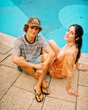 Madalena Aragão Instagram - Faz um ano que estávamos num resort a filmar a temporada de verão que acaba hoje! Não sei se o para sempre existe, mas sei que estas pessoas, esta série, estas vivências e aprendizagens vão ficar até sermos todos velhotes com alzheimer, cabelos brancos e andarilhos.
Os morangos fizeram-me crescer, aprender e viver tantas coisas boas. Mudaram-me como atriz, como ser humano e como colega. E por isso só tenho a agradecer a cada uma das pessoas que passou pelo set, sejam técnicos, atores, maquilhadores, figurantes etc… Obrigada por terem feito ‘Os Morangos’ serem uma marca inesquecível da minha vida 🍓
