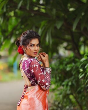 Madhavi Nimkar Instagram - 🌸🌸🌸
Tissue Saree & Blouse : @labelposhaaq09 ❤️ 

Beautiful Jewellery : @sorayaajewels_ 🌸
Photographer : @mayurwairkarsphotography