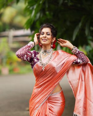 Madhavi Nimkar Instagram - 🌸🌸🌸
Tissue Saree & Blouse : @labelposhaaq09 ❤️ 

Beautiful Jewellery : @sorayaajewels_ 🌸
Photographer : @mayurwairkarsphotography