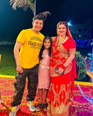 Madhu Sharma Instagram - On the set of Shree 420 in Lucknow 🦋
With my favourite ❤️ Madhu dida , khesari bhaiya , Sameer bhaiya , dev bhaiya 💙💙💙😃#bhojpuriyastar