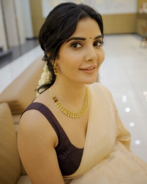 Madhuri Jain Instagram - Onam Ashamsakal 🤍✨

PC: @thatmadraskaran 
Saree : @tribanga_india