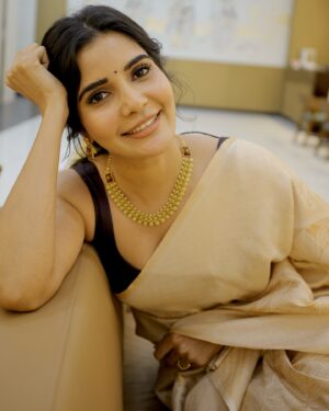 Madhuri Jain Instagram - Onam Ashamsakal 🤍✨

PC: @thatmadraskaran 
Saree : @tribanga_india