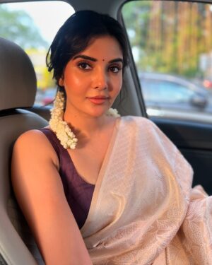 Madhuri Jain Instagram - Onam Ashamsakal 🤍✨

PC: @thatmadraskaran 
Saree : @tribanga_india