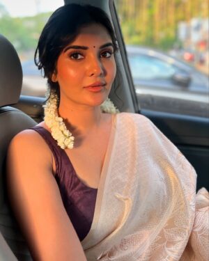 Madhuri Jain Instagram - Onam Ashamsakal 🤍✨

PC: @thatmadraskaran 
Saree : @tribanga_india