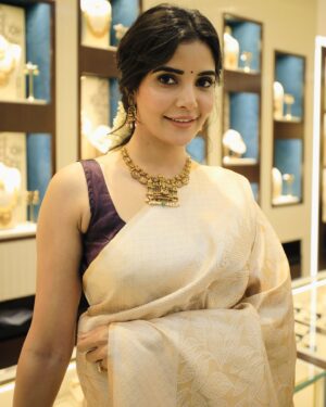 Madhuri Jain Instagram - Onam Ashamsakal 🤍✨

PC: @thatmadraskaran 
Saree : @tribanga_india