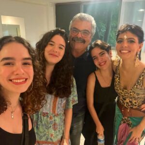 Mãeana Instagram - oi gente, ja estou melhor e hj é aniversário do meu pai @joaomarciliostorino só faltou o @drjoaopaulolomelino nessa foto. Pai te amo maior que o universo! ❤️💕❤️💕❤️💕 vc nunca estará sozinho pois tem seus filhotes que te amam muito!!!