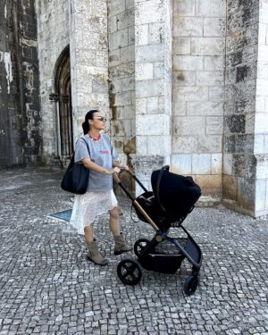 Mafalda Castro Instagram - I’m not a regular mom, I’m a cool mom.
Com o meu carrinho MYSA que fica bem com os meus looks e que o Manel adora! @chicco_portugal #pub