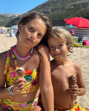 Mafalda Rodiles Instagram - Algumas pessoas reclamam das férias, que os miúdos estão muito tempo em casa, que não sabem o que fazer com eles…
 Eu amo as férias escolares! Amo não ter horários e fazer tudo com eles, mesmo que as vezes até sejam programas meio chatos levo-os para todo o lado comigo. 
Há anos que penso se os ponho uma semana na colónia de férias mas nunca sinto essa necessidade! 
E a sensação quando as férias se aproximam do fim é sempre a mesma! Foi tão bom! Passou tão rápido! 

Só temos 12 Verões com os nossos filhos! Depois eles começam a preferir os amiguinhos e a abrir asas para o mundo! 
12 Verões passam a correr por isso é hora de aproveitar! ☀️