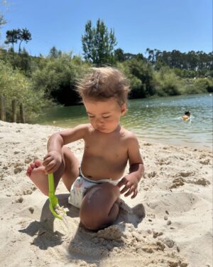 Mafalda Rodiles Instagram - Há os bebés que não gostam de areia e depois há o António! 
Este bebé tem sido uma surpresa na praia e na piscina está sempre bem e tranquilo! 
Brinca sozinho, brinca com outras crianças, adora água e areia! 
Um amor 🤩♥️

Acabei de perceber que o meu Instagram são só fotos do António 🙈