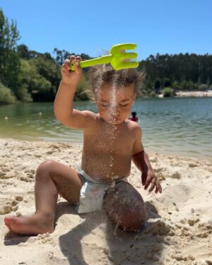 Mafalda Rodiles Instagram - Há os bebés que não gostam de areia e depois há o António! 
Este bebé tem sido uma surpresa na praia e na piscina está sempre bem e tranquilo! 
Brinca sozinho, brinca com outras crianças, adora água e areia! 
Um amor 🤩♥️

Acabei de perceber que o meu Instagram são só fotos do António 🙈