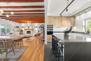 Mafalda Rodiles Instagram - Esta primeira foto parece uma montagem mas não é! 
É a nossa cozinha aberta para a sala, temos 53 m2 de sala mais 20m2 de cozinha e elas são sem dúvida o ponto alto da casa! 

Coisas que aprendi durante a remodelação:

- Abrir a cozinha para a sala faz todo o sentido, maior amplitude, fica muito mais giro, mais interação quando se cozinha e esqueçam aquele medo do cheiro a comida (o exaustor resolve) 
- Ao abrir a cozinha ganhei mais duas entradas de luz na sala o que faz toda a diferença na luminosidade da casa. 
- Apostem na área da sala e cozinha muito mais do que nos quartos porque é lá que passamos a maior parte do tempo. 
- As paredes da cozinha podem perfeitamente ser estucadas em vez de se usar cerâmica, é só por um roda tampo na zona das águas.
- Não adianta apenas ficar bonita, a cozinha tem que ser prática e ter arrumação.
- Ter uma boa vista é algo que realmente faz toda a diferença numa casa! 

Armários da cozinha: @lardarte.carpintaria eles são simplesmente os melhores!!
Bancadas da cozinha: @neolithofficial e @neolith_granitrans 
Eletrodomésticos: @hotpoint_pt 
Cerâmicas: @aleluiaceramicas 

Sofá: @cabeceiras.pt_store 
Mesas: @amadeus_mdc_designer um artista à séria!!
Iluminação: @lampicris_iluminacao
Janelas e portas: @schuss_janelas 
Chão da sala: @ribadao_wood_boutique 

Se quiserem saber mais alguma coisa just ask me 😉

📷 @mvpvphotography