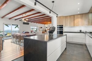Mafalda Rodiles Instagram - Esta primeira foto parece uma montagem mas não é! 
É a nossa cozinha aberta para a sala, temos 53 m2 de sala mais 20m2 de cozinha e elas são sem dúvida o ponto alto da casa! 

Coisas que aprendi durante a remodelação:

- Abrir a cozinha para a sala faz todo o sentido, maior amplitude, fica muito mais giro, mais interação quando se cozinha e esqueçam aquele medo do cheiro a comida (o exaustor resolve) 
- Ao abrir a cozinha ganhei mais duas entradas de luz na sala o que faz toda a diferença na luminosidade da casa. 
- Apostem na área da sala e cozinha muito mais do que nos quartos porque é lá que passamos a maior parte do tempo. 
- As paredes da cozinha podem perfeitamente ser estucadas em vez de se usar cerâmica, é só por um roda tampo na zona das águas.
- Não adianta apenas ficar bonita, a cozinha tem que ser prática e ter arrumação.
- Ter uma boa vista é algo que realmente faz toda a diferença numa casa! 

Armários da cozinha: @lardarte.carpintaria eles são simplesmente os melhores!!
Bancadas da cozinha: @neolithofficial e @neolith_granitrans 
Eletrodomésticos: @hotpoint_pt 
Cerâmicas: @aleluiaceramicas 

Sofá: @cabeceiras.pt_store 
Mesas: @amadeus_mdc_designer um artista à séria!!
Iluminação: @lampicris_iluminacao
Janelas e portas: @schuss_janelas 
Chão da sala: @ribadao_wood_boutique 

Se quiserem saber mais alguma coisa just ask me 😉

📷 @mvpvphotography