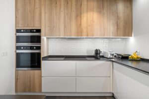 Mafalda Rodiles Instagram - Esta primeira foto parece uma montagem mas não é! 
É a nossa cozinha aberta para a sala, temos 53 m2 de sala mais 20m2 de cozinha e elas são sem dúvida o ponto alto da casa! 

Coisas que aprendi durante a remodelação:

- Abrir a cozinha para a sala faz todo o sentido, maior amplitude, fica muito mais giro, mais interação quando se cozinha e esqueçam aquele medo do cheiro a comida (o exaustor resolve) 
- Ao abrir a cozinha ganhei mais duas entradas de luz na sala o que faz toda a diferença na luminosidade da casa. 
- Apostem na área da sala e cozinha muito mais do que nos quartos porque é lá que passamos a maior parte do tempo. 
- As paredes da cozinha podem perfeitamente ser estucadas em vez de se usar cerâmica, é só por um roda tampo na zona das águas.
- Não adianta apenas ficar bonita, a cozinha tem que ser prática e ter arrumação.
- Ter uma boa vista é algo que realmente faz toda a diferença numa casa! 

Armários da cozinha: @lardarte.carpintaria eles são simplesmente os melhores!!
Bancadas da cozinha: @neolithofficial e @neolith_granitrans 
Eletrodomésticos: @hotpoint_pt 
Cerâmicas: @aleluiaceramicas 

Sofá: @cabeceiras.pt_store 
Mesas: @amadeus_mdc_designer um artista à séria!!
Iluminação: @lampicris_iluminacao
Janelas e portas: @schuss_janelas 
Chão da sala: @ribadao_wood_boutique 

Se quiserem saber mais alguma coisa just ask me 😉

📷 @mvpvphotography