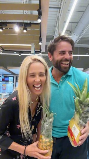 Mafalda Teixeira Instagram - E não é que resulta?!! 🤣🤣🤣
Já conheces o codigo do ananás? 🍍 

#ananas #pineapple #match #code #supermercado #couple #kapinha #supermarket #funny #codigo #flirt #códigodoananás