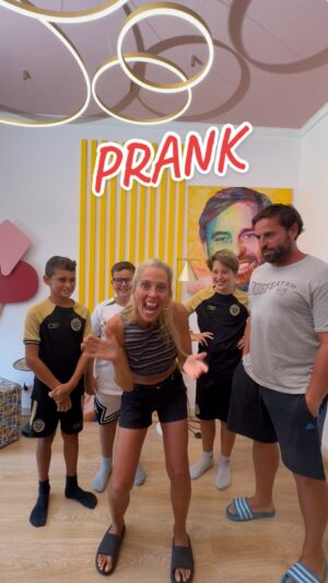 Mafalda Teixeira Instagram - Gimme my MONEEEY! 🤌🏼💵 🤣🤣🤣

#GimmeMyMoney #prank #kapinha #justgimmemymoney #funny #lol 
#Funny #Family #Viral #familia #Comedy #jokes #viraltiktok #fun #GiveMeMyMoney #desafio #joke #justgivememymoney #pegadinha 
#comedia #humor #divertido #engraçado