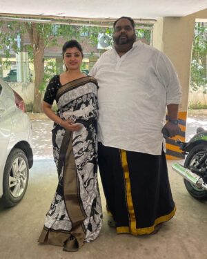 Mahalakshmi Shankar Instagram - Successfully renewal done 2nd Year Anniversary!!

Innumada neenga innum piriyala ketkum ungalai marubudiyum emathitom!!

Enoda nambikai valkaila Namma Nalla irukanum oru kootam unga kitta irukum varai apram unga kudumbam unga kooda irukravaraikum ..

Engala kindal, uruvakeli apram asinga pesurathu no use.

3 masam thanguma ivanga kalyanam kettavangaluku Enoda anbana badhil marakama Enga foto like and share pannidunga. 

Mahalakshmi - enna solla last one year so many tragedy , twist and turn , pain Elam Sirappa pogumbodhu u holding me tight even better and saying nan Unaku variety samachi podatuma ☺️☺️☺️ so that u forgot problem and can be happy.. devuda !!!

Makkaley oru free advice : valkayila prinjivalndhavanga onnu serntha avanga purinji valradhu romba easy. Nee unoda valkaiya vaalu athuvum unna nesikravangulukaga vaalu!!!