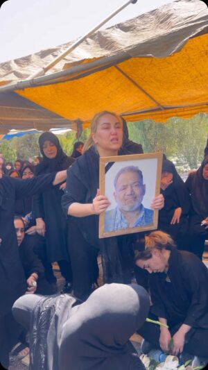 Mahshid Khosravi Instagram - بمیرم برای دل آراد جانم بمیرم برای دل دخترخاله ام 😔
انقدر شوهرش خوب بود که جیگر همه ی ما سوخت ... دست به خیر ، دست و دل باز ، همیشه هوای تمام اطرافیانش و داشت 😔 خدا کنه انقدر خوب باشیم که بعد از رفتنمون همه بگن خدا رحمتش کنه چقدر خوب بود 
منت سر من گذاشتین ۱۶ مرتبه برای شوهر دختر خاله ام قرآن و ختم کردین الهی که خدا عزیزاتونو براتون نگه داره غم نبینید 😭❤️🙏