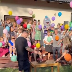 Mahulena Bočanová Instagram - A klasika:pouštění balónků na které si píšeme přání❤️Mari je balónková princezna,moc se na to vždy těší,ono to teda dojme i dospěláky vždycky:)❤️ @baraladrova @heliisek_haircut @cau_adris @zelenska990 @johndoe4084 @spetoubezlimitu @ter.buresova @epilarka @michaela_karasova_ @divadelnispolecnosthata @romfunny71