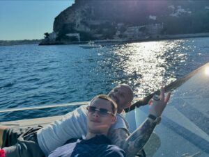 Maïka Desnoyers Instagram - Ça fait que aujourd’hui on est allé… à Monaco!!
J’comprends toujours pas c’est quoi ma vie 

Est-ce que c’est un peu hautain comme ville? Ouais..
Mais moins que je pensais. Faut dire que les paysages et l’architecture sont à couper le souffle. J’étais obnubilé par tout ce que je voyais!

On a aussi eu l’ÉNORME chance de croiser un ami Québécois d’ @etienneboulay22 qui habite Monaco. Merci encore à lui pour l’après-midi de rêve à découvrir Monaco et ses environs, mais de la mer!

Gros coup de coeur ♥️♥️
Il nous reste une journée et,
Retour au boulot pour nous, et à l’école pour les enfant qui ont manqué 4 jours d’école, mais on appris et vu tellement de choses en peu de temps. Un beau cours de géo en peu de temps
