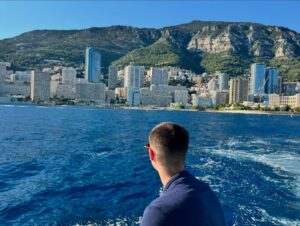 Maïka Desnoyers Instagram - Ça fait que aujourd’hui on est allé… à Monaco!!
J’comprends toujours pas c’est quoi ma vie 

Est-ce que c’est un peu hautain comme ville? Ouais..
Mais moins que je pensais. Faut dire que les paysages et l’architecture sont à couper le souffle. J’étais obnubilé par tout ce que je voyais!

On a aussi eu l’ÉNORME chance de croiser un ami Québécois d’ @etienneboulay22 qui habite Monaco. Merci encore à lui pour l’après-midi de rêve à découvrir Monaco et ses environs, mais de la mer!

Gros coup de coeur ♥️♥️
Il nous reste une journée et,
Retour au boulot pour nous, et à l’école pour les enfant qui ont manqué 4 jours d’école, mais on appris et vu tellement de choses en peu de temps. Un beau cours de géo en peu de temps