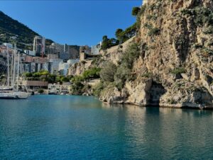 Maïka Desnoyers Instagram - Ça fait que aujourd’hui on est allé… à Monaco!!
J’comprends toujours pas c’est quoi ma vie 

Est-ce que c’est un peu hautain comme ville? Ouais..
Mais moins que je pensais. Faut dire que les paysages et l’architecture sont à couper le souffle. J’étais obnubilé par tout ce que je voyais!

On a aussi eu l’ÉNORME chance de croiser un ami Québécois d’ @etienneboulay22 qui habite Monaco. Merci encore à lui pour l’après-midi de rêve à découvrir Monaco et ses environs, mais de la mer!

Gros coup de coeur ♥️♥️
Il nous reste une journée et,
Retour au boulot pour nous, et à l’école pour les enfant qui ont manqué 4 jours d’école, mais on appris et vu tellement de choses en peu de temps. Un beau cours de géo en peu de temps