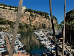 Maïka Desnoyers Instagram - Ça fait que aujourd’hui on est allé… à Monaco!!
J’comprends toujours pas c’est quoi ma vie 

Est-ce que c’est un peu hautain comme ville? Ouais..
Mais moins que je pensais. Faut dire que les paysages et l’architecture sont à couper le souffle. J’étais obnubilé par tout ce que je voyais!

On a aussi eu l’ÉNORME chance de croiser un ami Québécois d’ @etienneboulay22 qui habite Monaco. Merci encore à lui pour l’après-midi de rêve à découvrir Monaco et ses environs, mais de la mer!

Gros coup de coeur ♥️♥️
Il nous reste une journée et,
Retour au boulot pour nous, et à l’école pour les enfant qui ont manqué 4 jours d’école, mais on appris et vu tellement de choses en peu de temps. Un beau cours de géo en peu de temps