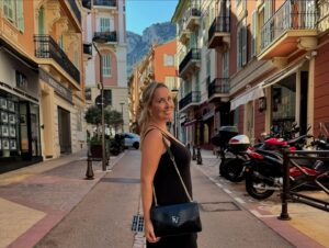Maïka Desnoyers Instagram - Ça fait que aujourd’hui on est allé… à Monaco!!
J’comprends toujours pas c’est quoi ma vie 

Est-ce que c’est un peu hautain comme ville? Ouais..
Mais moins que je pensais. Faut dire que les paysages et l’architecture sont à couper le souffle. J’étais obnubilé par tout ce que je voyais!

On a aussi eu l’ÉNORME chance de croiser un ami Québécois d’ @etienneboulay22 qui habite Monaco. Merci encore à lui pour l’après-midi de rêve à découvrir Monaco et ses environs, mais de la mer!

Gros coup de coeur ♥️♥️
Il nous reste une journée et,
Retour au boulot pour nous, et à l’école pour les enfant qui ont manqué 4 jours d’école, mais on appris et vu tellement de choses en peu de temps. Un beau cours de géo en peu de temps