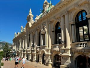 Maïka Desnoyers Instagram - Ça fait que aujourd’hui on est allé… à Monaco!!
J’comprends toujours pas c’est quoi ma vie 

Est-ce que c’est un peu hautain comme ville? Ouais..
Mais moins que je pensais. Faut dire que les paysages et l’architecture sont à couper le souffle. J’étais obnubilé par tout ce que je voyais!

On a aussi eu l’ÉNORME chance de croiser un ami Québécois d’ @etienneboulay22 qui habite Monaco. Merci encore à lui pour l’après-midi de rêve à découvrir Monaco et ses environs, mais de la mer!

Gros coup de coeur ♥️♥️
Il nous reste une journée et,
Retour au boulot pour nous, et à l’école pour les enfant qui ont manqué 4 jours d’école, mais on appris et vu tellement de choses en peu de temps. Un beau cours de géo en peu de temps