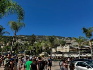 Maïka Desnoyers Instagram - Ça fait que aujourd’hui on est allé… à Monaco!!
J’comprends toujours pas c’est quoi ma vie 

Est-ce que c’est un peu hautain comme ville? Ouais..
Mais moins que je pensais. Faut dire que les paysages et l’architecture sont à couper le souffle. J’étais obnubilé par tout ce que je voyais!

On a aussi eu l’ÉNORME chance de croiser un ami Québécois d’ @etienneboulay22 qui habite Monaco. Merci encore à lui pour l’après-midi de rêve à découvrir Monaco et ses environs, mais de la mer!

Gros coup de coeur ♥️♥️
Il nous reste une journée et,
Retour au boulot pour nous, et à l’école pour les enfant qui ont manqué 4 jours d’école, mais on appris et vu tellement de choses en peu de temps. Un beau cours de géo en peu de temps