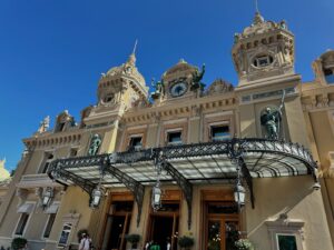 Maïka Desnoyers Instagram - Ça fait que aujourd’hui on est allé… à Monaco!!
J’comprends toujours pas c’est quoi ma vie 

Est-ce que c’est un peu hautain comme ville? Ouais..
Mais moins que je pensais. Faut dire que les paysages et l’architecture sont à couper le souffle. J’étais obnubilé par tout ce que je voyais!

On a aussi eu l’ÉNORME chance de croiser un ami Québécois d’ @etienneboulay22 qui habite Monaco. Merci encore à lui pour l’après-midi de rêve à découvrir Monaco et ses environs, mais de la mer!

Gros coup de coeur ♥️♥️
Il nous reste une journée et,
Retour au boulot pour nous, et à l’école pour les enfant qui ont manqué 4 jours d’école, mais on appris et vu tellement de choses en peu de temps. Un beau cours de géo en peu de temps