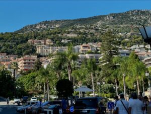 Maïka Desnoyers Instagram - Ça fait que aujourd’hui on est allé… à Monaco!!
J’comprends toujours pas c’est quoi ma vie 

Est-ce que c’est un peu hautain comme ville? Ouais..
Mais moins que je pensais. Faut dire que les paysages et l’architecture sont à couper le souffle. J’étais obnubilé par tout ce que je voyais!

On a aussi eu l’ÉNORME chance de croiser un ami Québécois d’ @etienneboulay22 qui habite Monaco. Merci encore à lui pour l’après-midi de rêve à découvrir Monaco et ses environs, mais de la mer!

Gros coup de coeur ♥️♥️
Il nous reste une journée et,
Retour au boulot pour nous, et à l’école pour les enfant qui ont manqué 4 jours d’école, mais on appris et vu tellement de choses en peu de temps. Un beau cours de géo en peu de temps