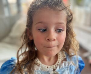Maïka Desnoyers Instagram - 5 ans de toi… 
Je t’aime tellement. 
Merci de m’avoir choisie comme maison.
Tu étais destiné à faire parti de notre famille, et ce contre vent et.. stérilet 🤣

BONNE FÊTE LILI BOUBOU